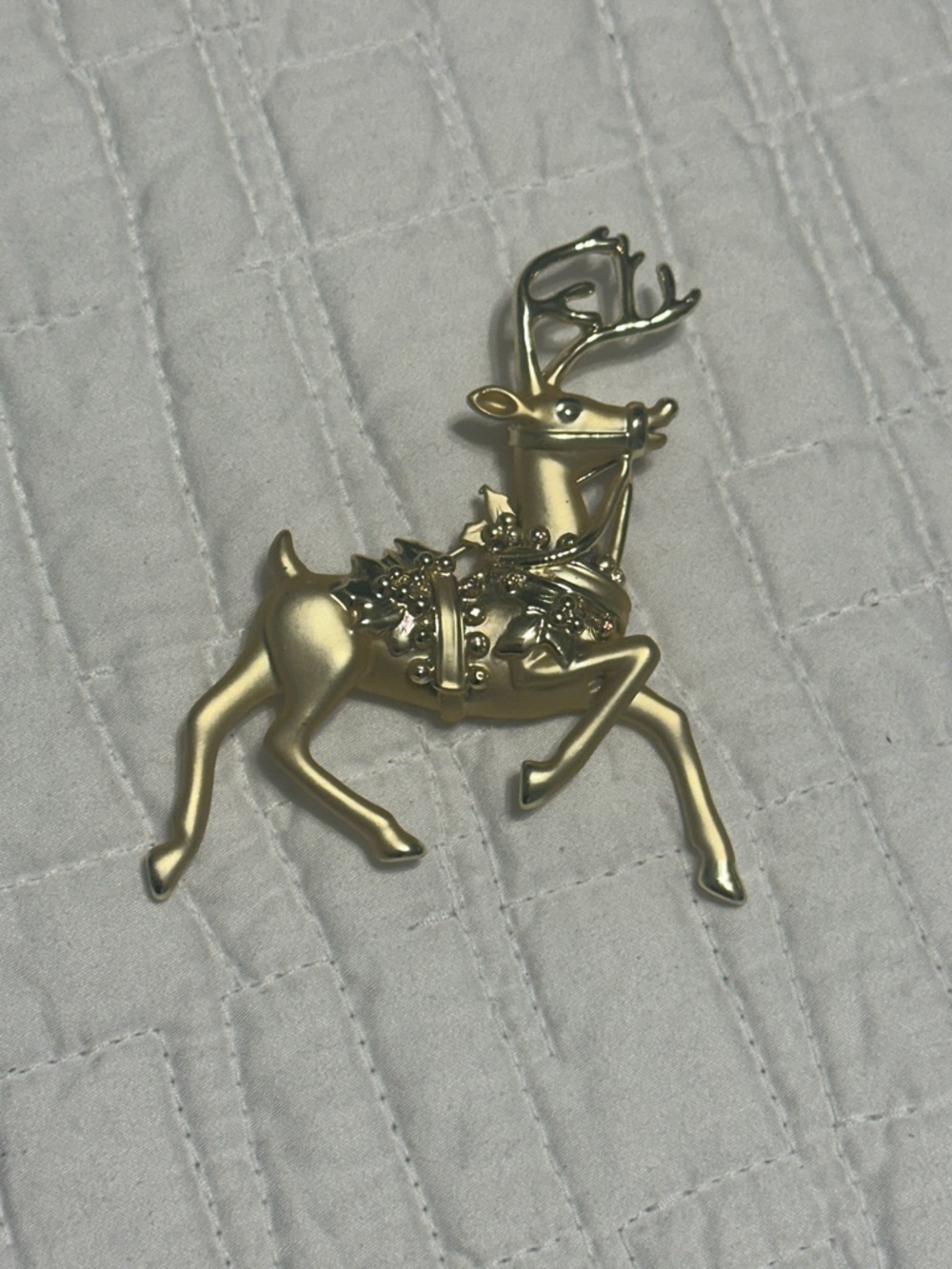 Vintage Gold Reindeer Holiday Brooch with beautiful details EUC